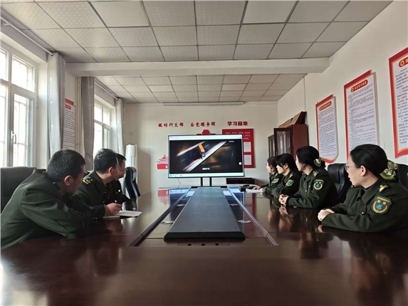 3.白合收费站组织观看典型事故警示教育片.jpg