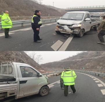 保阜公司平阳收费站高速救援显担当   收费站里暖人心.jpg